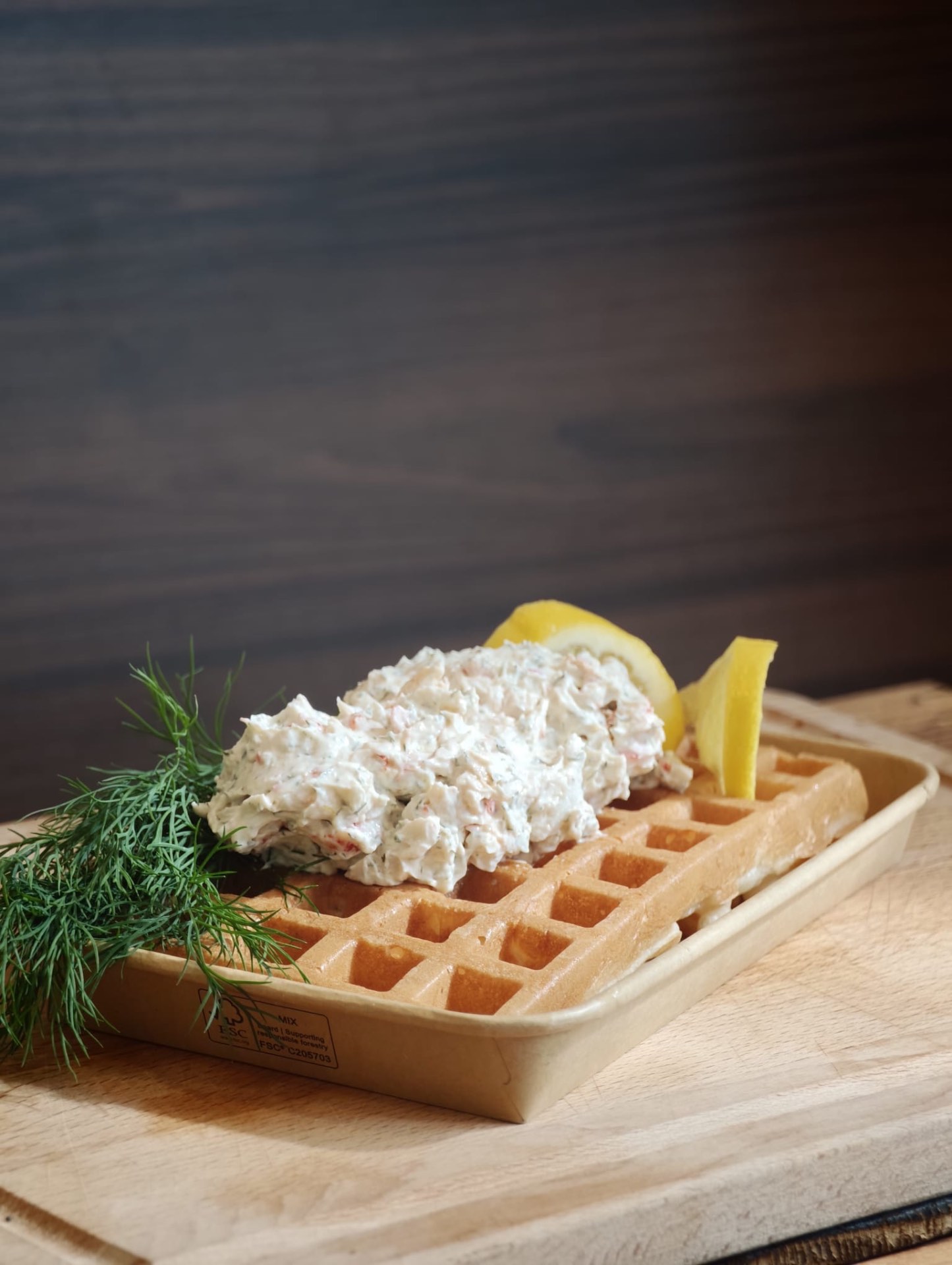 Våffla med skagenröra, dill och citron