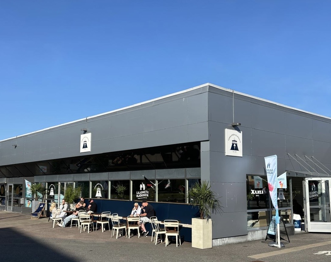 Torslanda Glasshus fasad med uteservering en solig dag