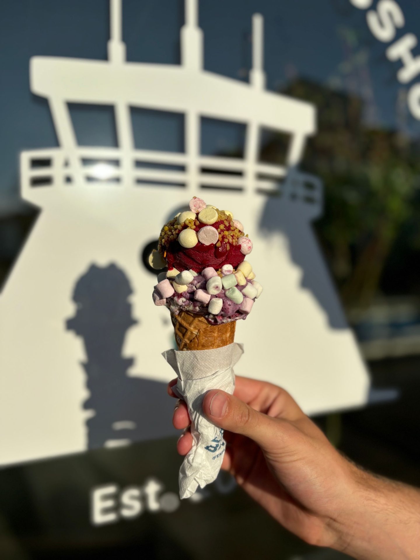 Glasstrut med flera kulor och toppings framför Torslanda Glasshus fönster