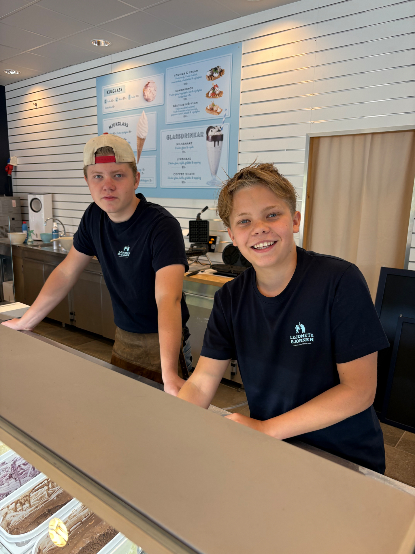 Två medarbetare bakom glassdisken på Torslanda Glasshus